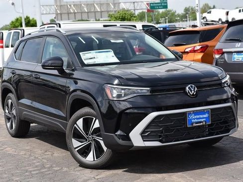 New 2026 Volkswagen Taos SE image 2
