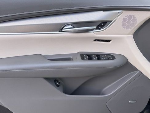 Used 2018 Cadillac XT5 Luxury w/ Driver Awareness Package image 13