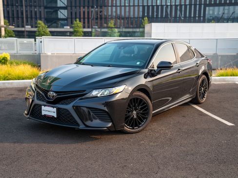 Used 2019 Toyota Camry SE FWD image 1