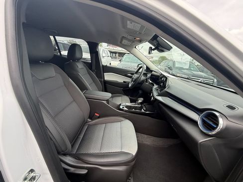Used 2025 Chevrolet Trax LT w/ LT Convenience Package FWD image 23