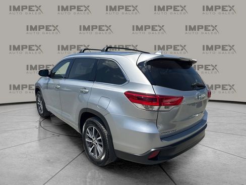 Used 2018 Toyota Highlander XLE image 3