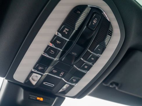 Used 2025 Porsche Macan image 22