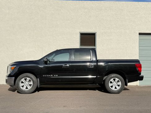 Used 2018 Nissan Titan SV w/ SV Convenience Package RWD image 2