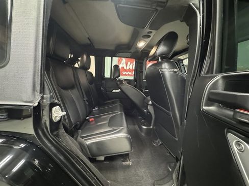 Used 2018 Jeep Wrangler Unlimited Sahara image 13