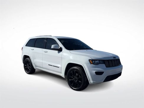 Used 2017 Jeep Grand Cherokee Altitude image 3