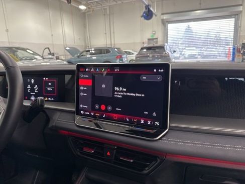 Certified 2025 Volkswagen Tiguan SE image 9