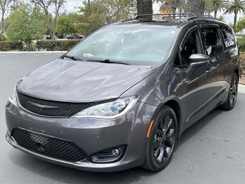 Used 2019 Chrysler Pacifica Limited w/ Advanced Safetytec Group FWD image 22