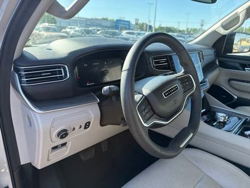 Used 2024 Jeep Wagoneer L Series II w/ Flexible Seating Group AWD/4WD image 12