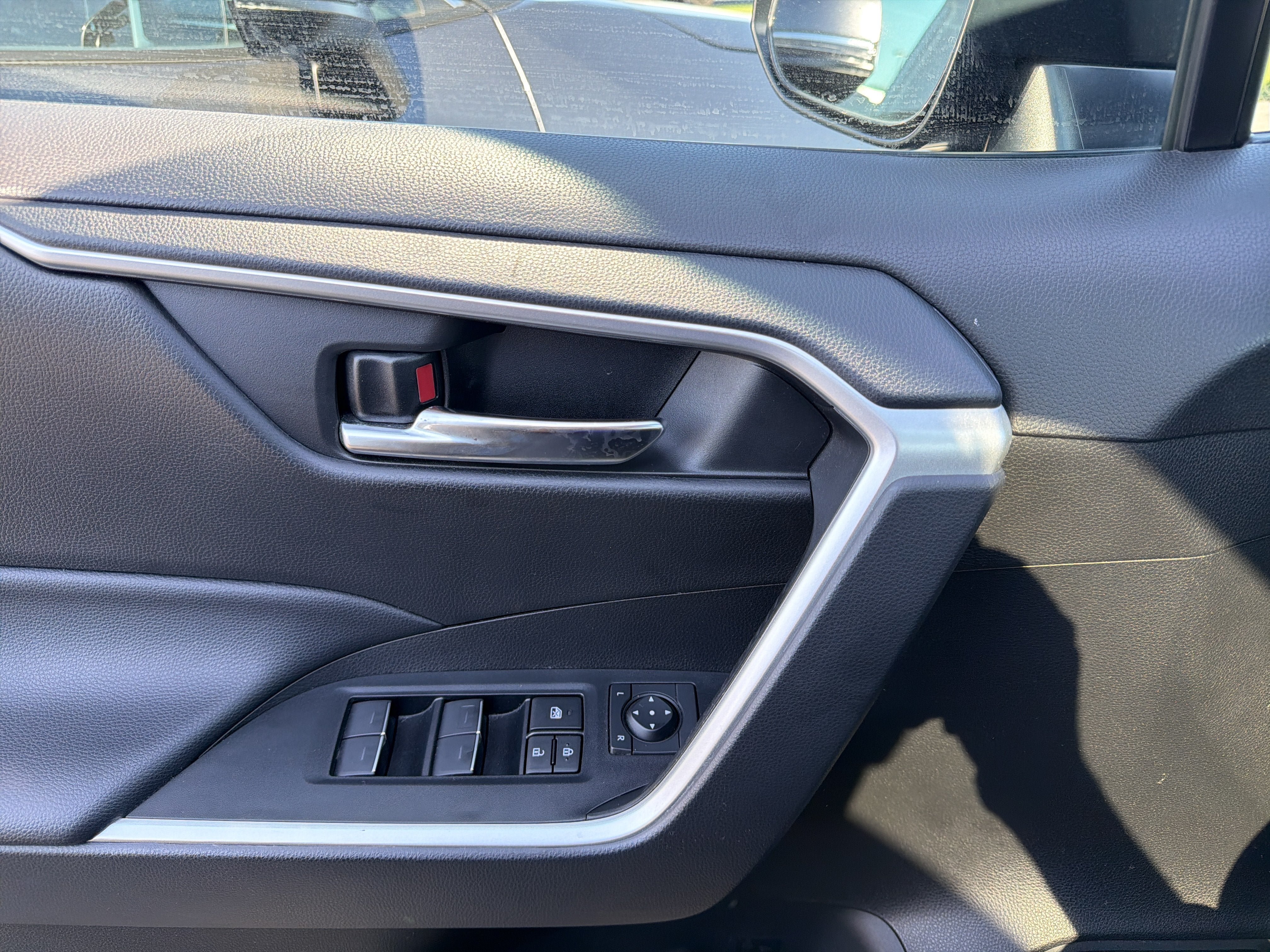Used 2022 Toyota RAV4 SE w/ Convenience Package AWD/4WD image 16