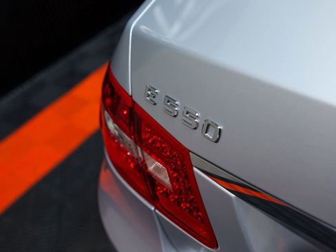 Used 2010 Mercedes-Benz E 550 4MATIC Sedan image 19