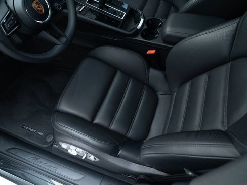 Certified 2026 Porsche Macan AWD/4WD image 16