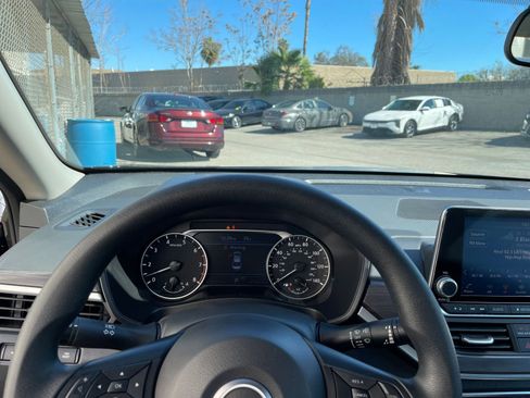 Used 2025 Nissan Altima 2.5 SV image 34