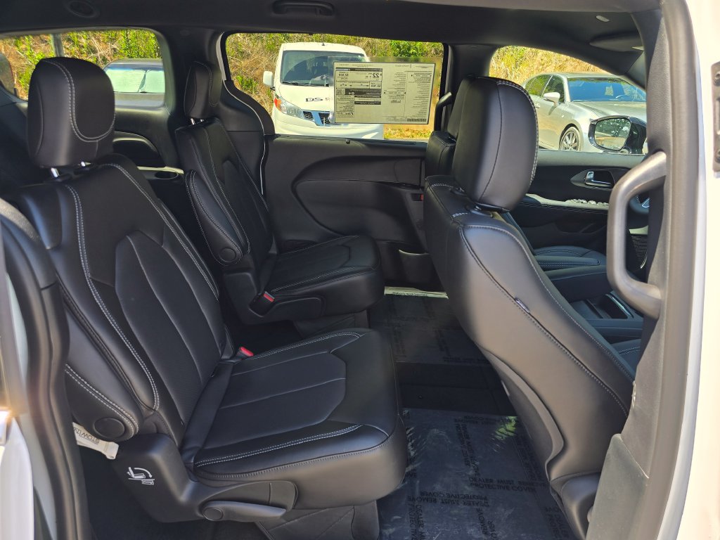 New 2027 Chrysler Pacifica Select FWD image 10