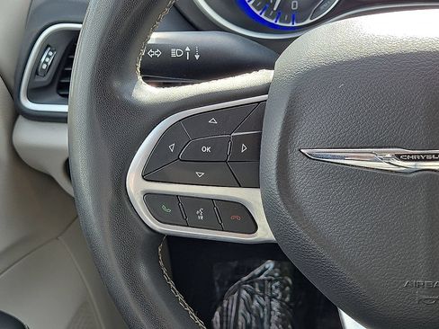 Used 2024 Chrysler Pacifica Touring-L FWD image 19