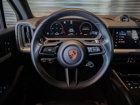 Certified 2024 Porsche Cayenne AWD/4WD image 23