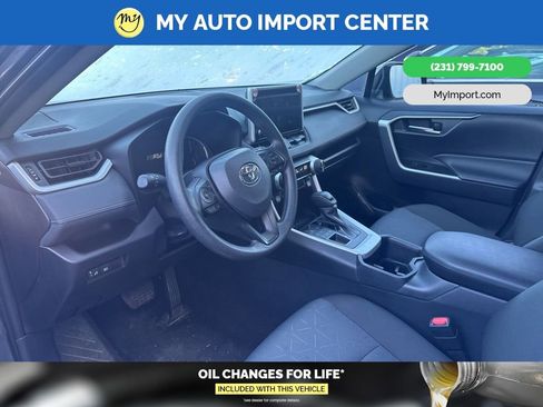 Used 2025 Toyota RAV4 XLE AWD/4WD image 8