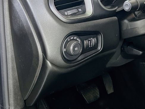 Used 2022 Jeep Renegade Latitude w/ Convenience Group AWD/4WD image 10