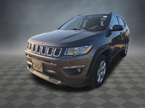 Used 2018 Jeep Compass Latitude w/ Cold Weather Group AWD/4WD image 3