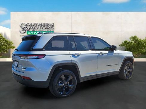 Used 2025 Jeep Grand Cherokee Limited w/ Black Appearance Package AWD/4WD image 5