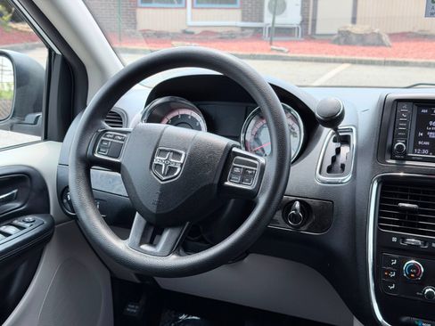Used 2019 Dodge Grand Caravan SE w/ UConnect Hands-Free Group FWD image 29