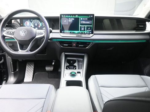 Used 2025 Volkswagen Tiguan SE FWD image 9
