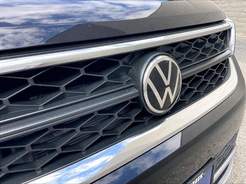 Certified 2022 Volkswagen Taos SE FWD image 30