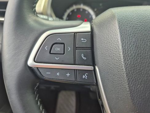 Used 2024 Toyota Highlander LE FWD image 21