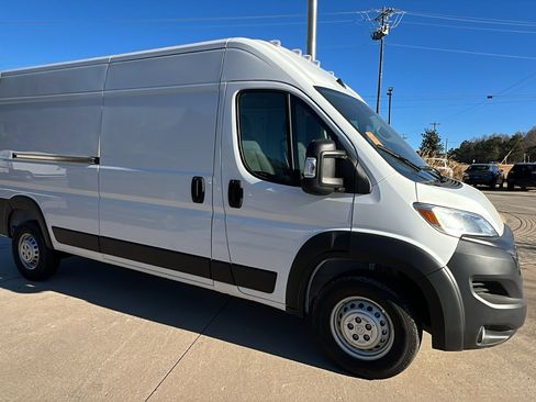 Used 2025 RAM ProMaster 2500 w/ Convenience Group image 5