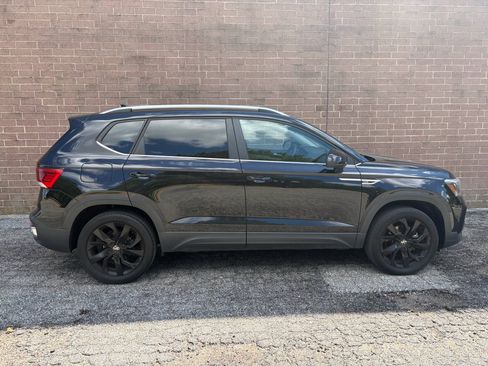 Used 2023 Volkswagen Taos SE w/ Panoramic Sunroof Package AWD/4WD image 6