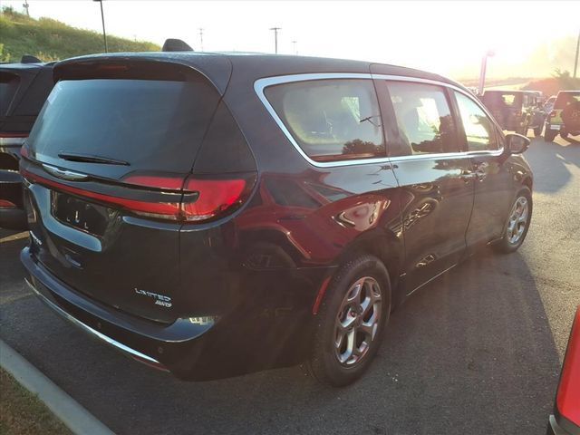 Used 2024 Chrysler Pacifica Limited w/ Uconnect Theater Family Group AWD/4WD image 6