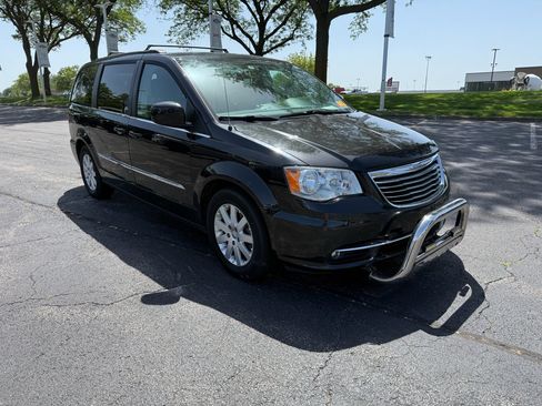 Used 2016 Chrysler Town & Country Touring FWD image 3