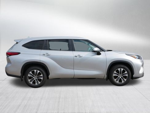 Used 2023 Toyota Highlander XLE AWD/4WD image 8
