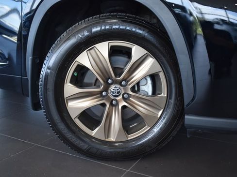 Used 2023 Toyota Highlander Bronze Edition FWD image 2