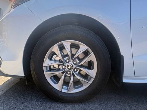 Used 2025 Toyota Sienna XLE w/ XLE Plus Package FWD image 10