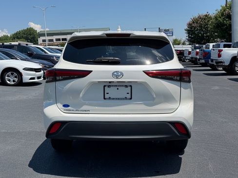 Used 2021 Toyota Highlander L FWD image 5