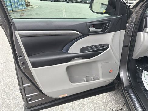 Used 2018 Toyota Highlander Limited Platinum image 10