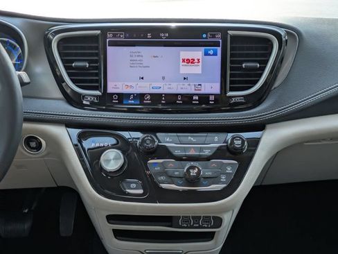 Used 2024 Chrysler Pacifica Limited FWD image 20