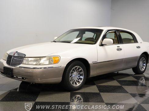 Used 2000 Lincoln Town Car Signature RWD image 6