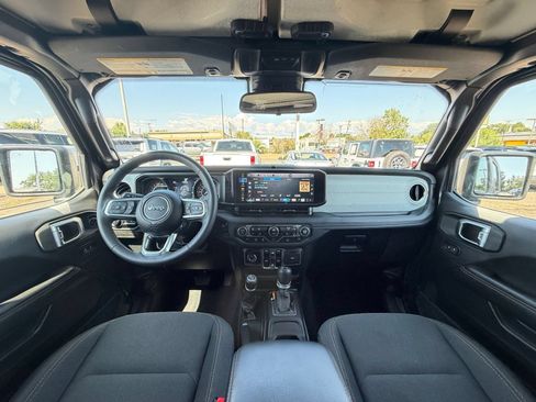 Used 2025 Jeep Wrangler Unlimited Sahara AWD/4WD image 31
