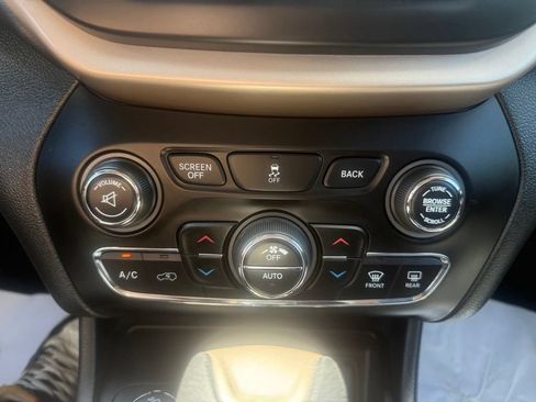 Used 2014 Jeep Cherokee Latitude w/ Comfort/Convenience Group AWD/4WD image 24
