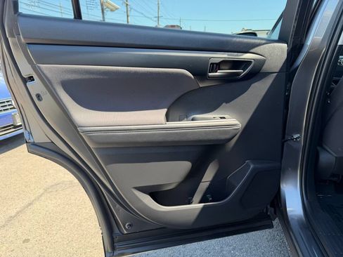 Used 2023 Toyota Highlander LE AWD/4WD image 23