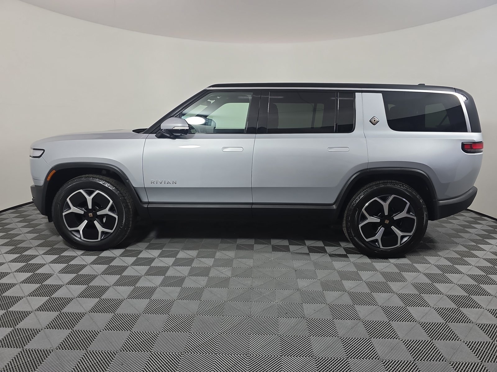 Used 2024 Rivian R1S Adventure Dual AWD/4WD image 2
