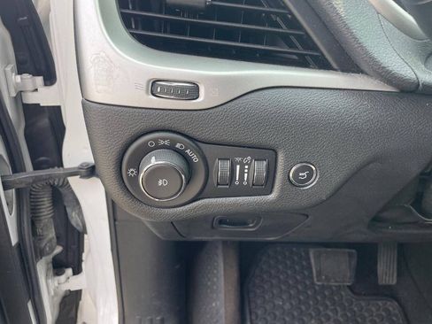 Used 2017 Jeep Cherokee Trailhawk AWD/4WD image 22