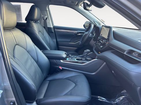 Used 2025 Toyota Highlander Limited image 10