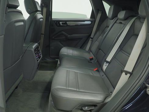 Used 2022 Porsche Cayenne Platinum Edition image 37