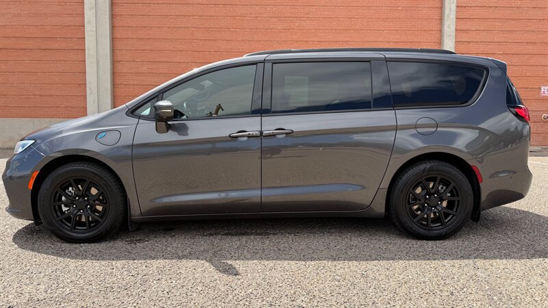 Used 2021 Chrysler Pacifica Limited w/ Uconnect Theater Family Group FWD image 5