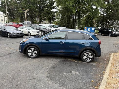Used 2020 Kia Niro LX image 4