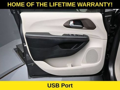 Used 2018 Chrysler Pacifica Touring-L Plus FWD image 11