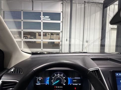 Used 2024 Ford Edge SEL image 9