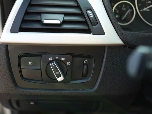 Used 2018 BMW 320i xDrive 320i xDrive Sedan 4D w/ Convenience Package image 12